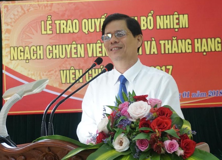 Trao quyết định bổ nhiệm ngạch chuyên viên chính và thăng hạng viên chức hạng II