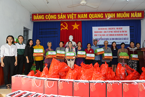 Đại diện Vietcombank Chi nhánh Nha Trang tặng quà cho các gia đình chính sách.