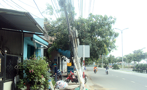 Trụ viễn thông nghiêng đổ vào nhà dân