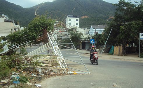 Cổng sắt bị ngã ra đường