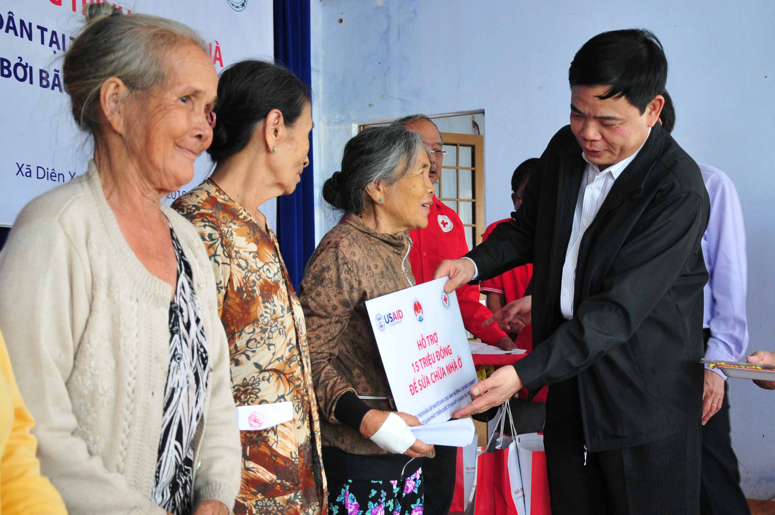 Trao 315 triệu đồng hỗ trợ người dân xã Diên Xuân