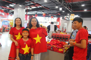 Người dân Nha Trang đổ xô mua cờ, áo cổ vũ U23 Việt Nam