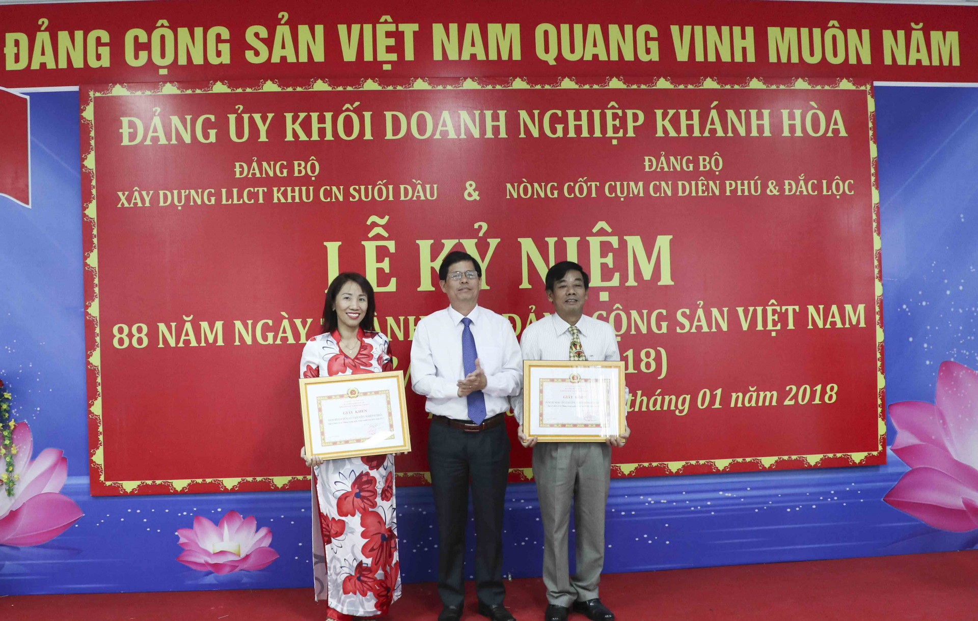 Đồng chí Nguyễn Tấn Tuân trao giấy khen của Đảng ủy Khối doanh nghiệp tỉnh cho hai Đảng bộ xuất sắc.