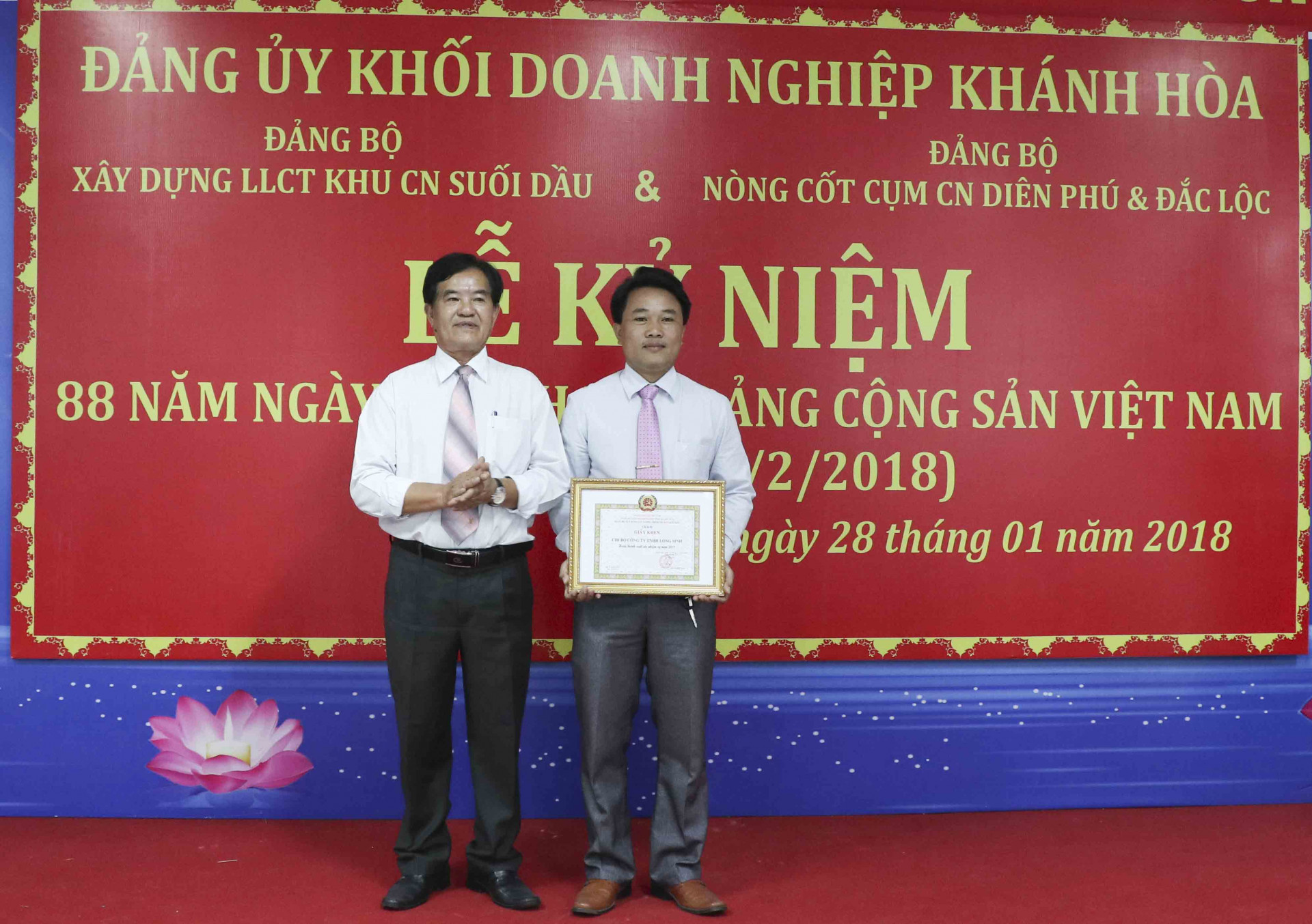 Ông Ngô Hữu Giác - Bí thư Đảng ủy Khối doanh nghiệp tỉnh trao giấy khen cho tập thể xuất sắc