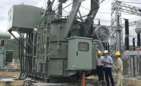 Kiểm tra thiết bị ngoài trời tại TBA 110kV Đồng Đế.