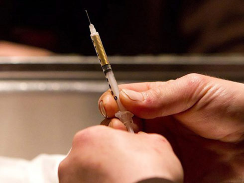 Lãnh án vì giơ ống kim tiêm "xin" tiền