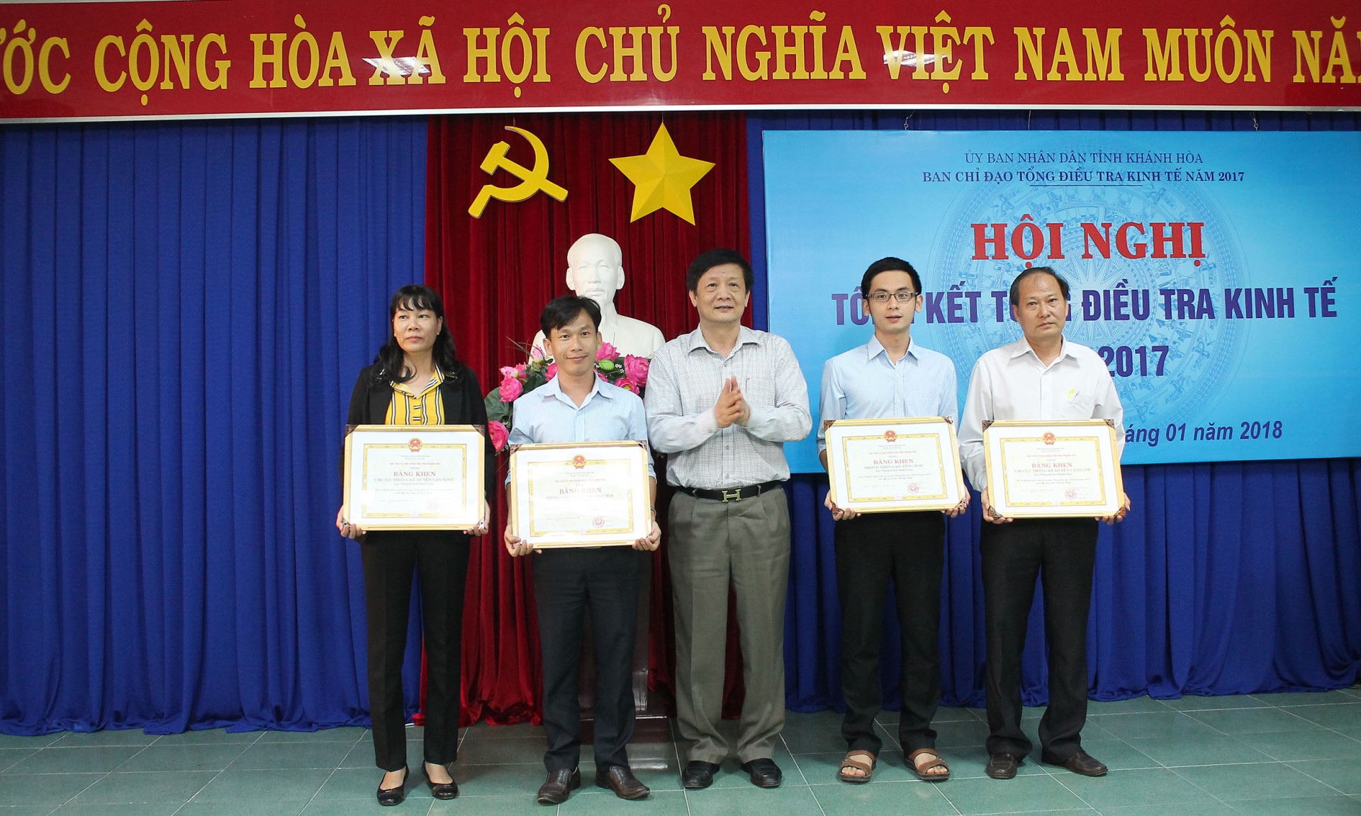 Đồng chí Trần Sơn Hải tặng bằng khen của UBND  tỉnh cho 4 tập thể xuất sắc