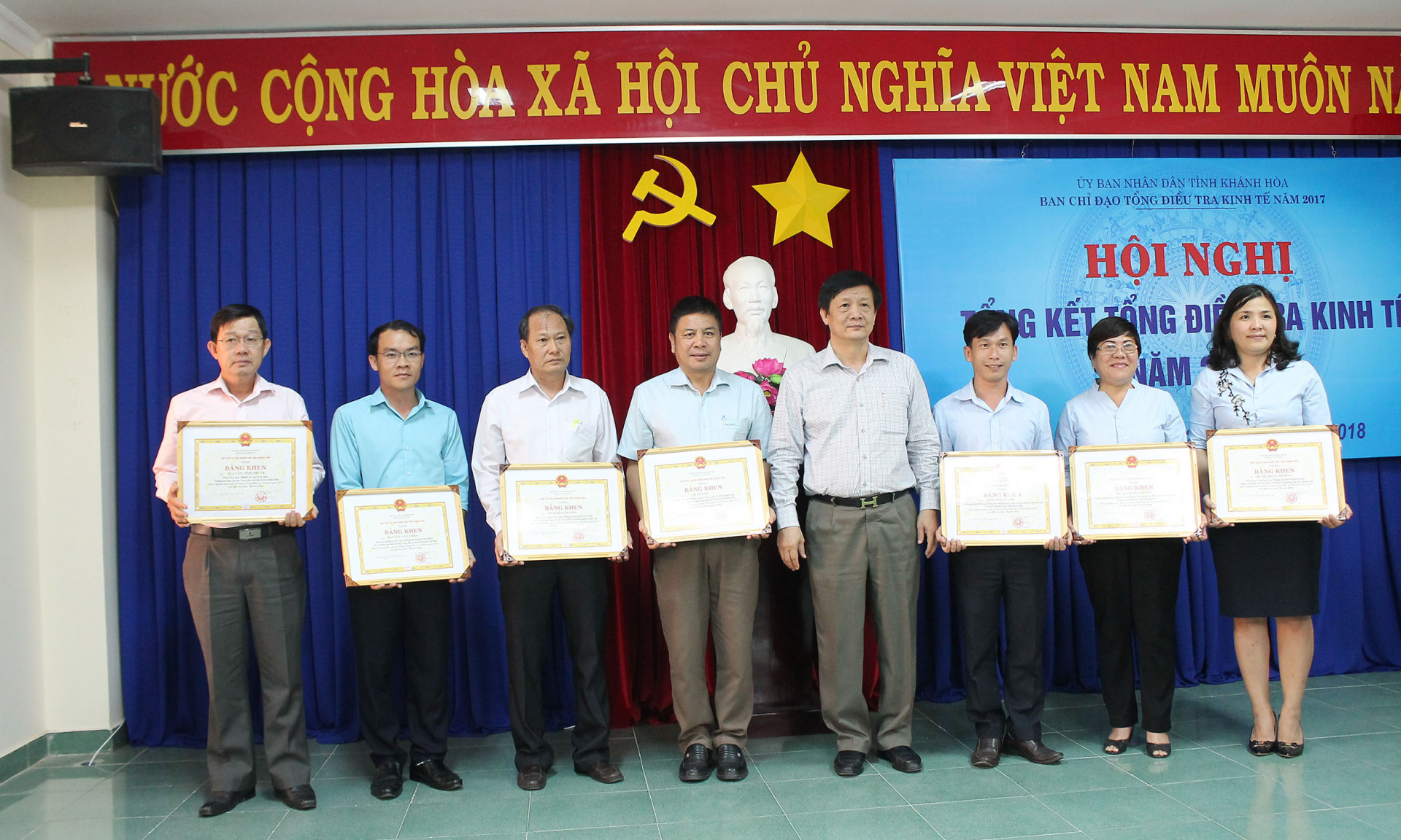 Đồng chí Trần Sơn Hải tặng bằng khen của UBND  tỉnh cho 8 cá nhân xuất sắc