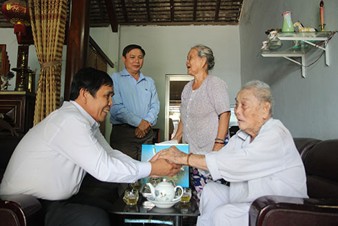 Tặng quà Tết các gia đình chính sách tiêu biểu huyện Diên Khánh