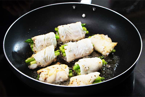 Đổi món cho bữa tối với cá cuộn măng tây