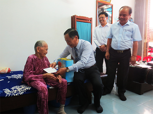 Đồng chí Nguyễn Đắc Tài trao quà cho Bà mẹ Việt Nam anh hùng Đặng Thị Bích.