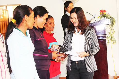 Trao 38 suất quà Tết tại Ninh Hòa