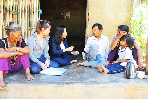 Cán bộ dân số tuyên truyền giảm sinh cho người dân xã Thành Sơn.