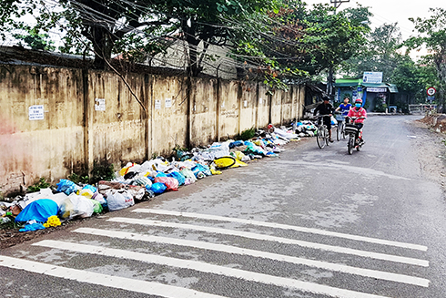 Rác cạnh trường học