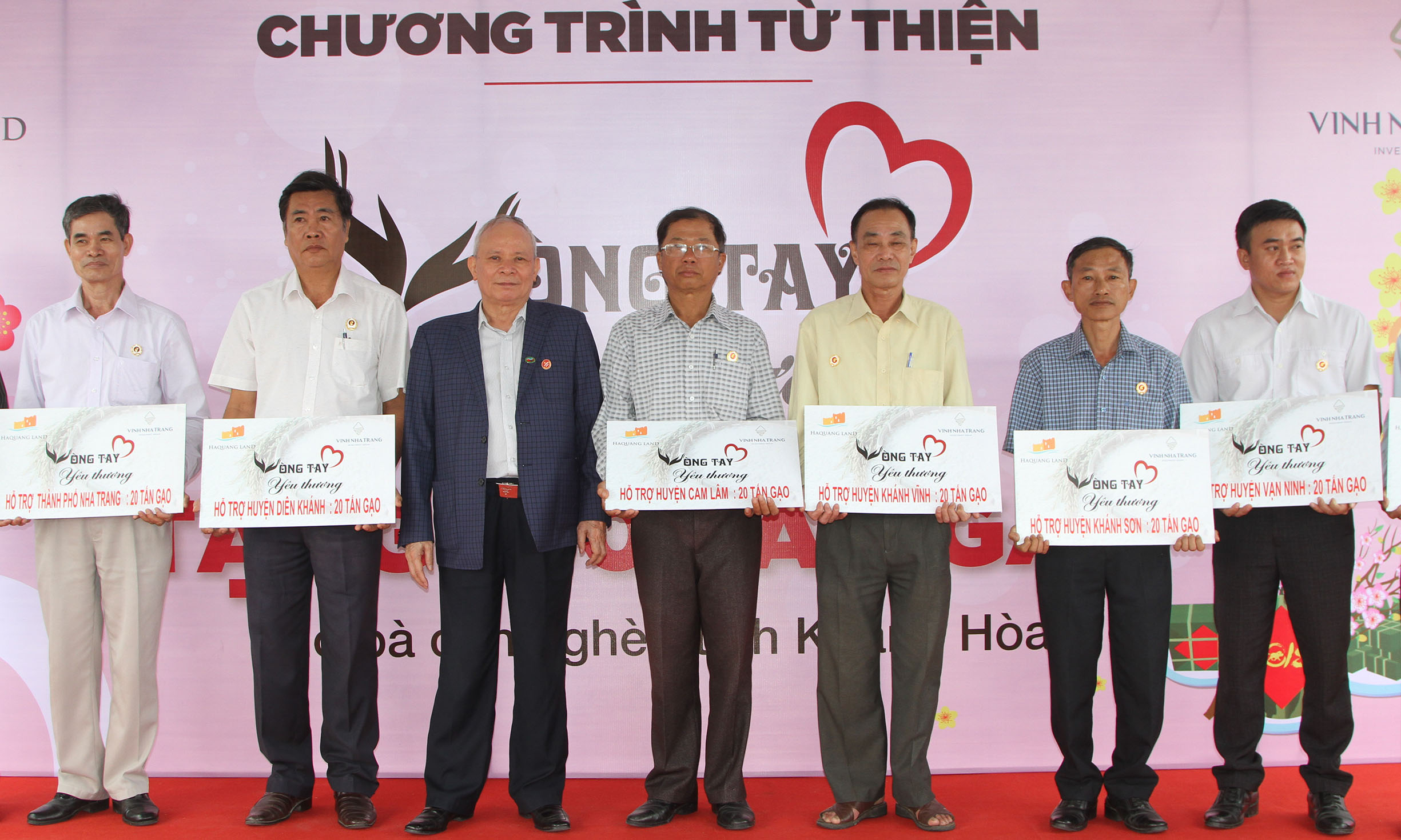 Tặng 100 tấn gạo cho người nghèo ăn Tết