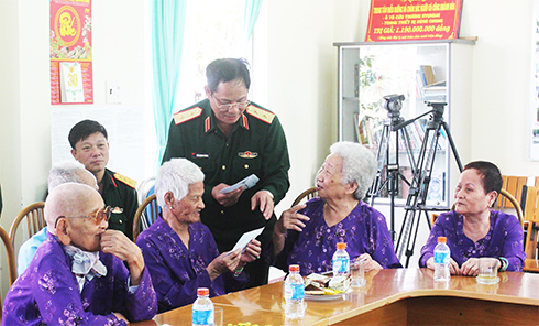 Trung tướng Trần Quang Phương tặng quà cho các dưỡng lão viên.