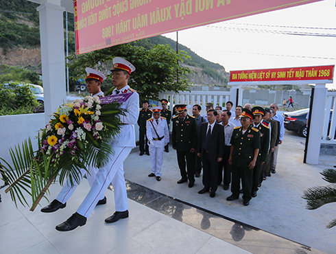 Đoàn lãnh đạo tỉnh và lực lượng vũ trang tỉnh viếng Bia tưởng niệm các anh hùng liệt sỹ.