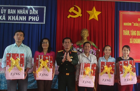 Tặng quà Tết cho 60 hộ nghèo, gia đình chính sách xã Khánh Phú