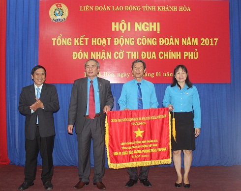 Liên đoàn Lao động tỉnh Khánh Hòa đón nhận cờ thi đua Chính phủ