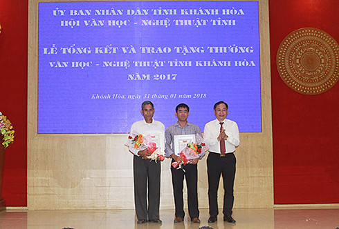 Đồng chí Nguyễn Đắc Tài trao Tặng thưởng VHNT tỉnh năm 2017 cho 2 tác giả có tác phẩm đạt loại A.