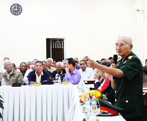 Đại tá Nguyễn Đình Hoàn - Trưởng ban liên lạc Trung đoàn Sao Thủy ôn lại kỷ niệm về xuân Mậu Thân 1968.