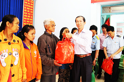 Các đơn vị thăm, tặng quà Tết cho người dân