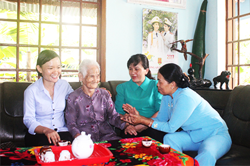 Đại diện Phòng Lao động - Thương binh và Xã hội thị xã Ninh Hòa đến thăm Bà mẹ Việt Nam anh hùng.