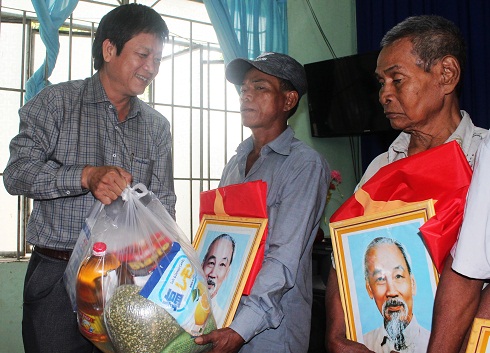 Trao quà Tết cho người dân huyện Khánh Vĩnh