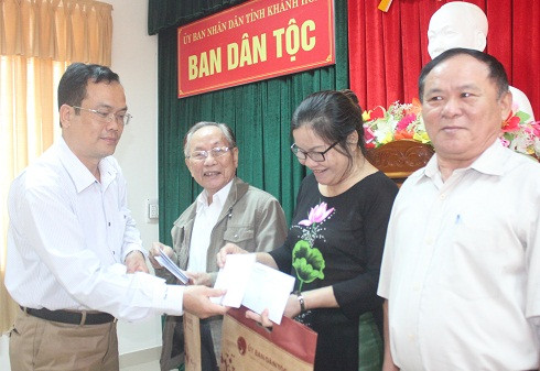 Đại diện Ban Dân tộc tỉnh tặng quà, chúc Tết các đồng chí nguyên lãnh đạo Ban Dân tộc tỉnh qua các thời kỳ.