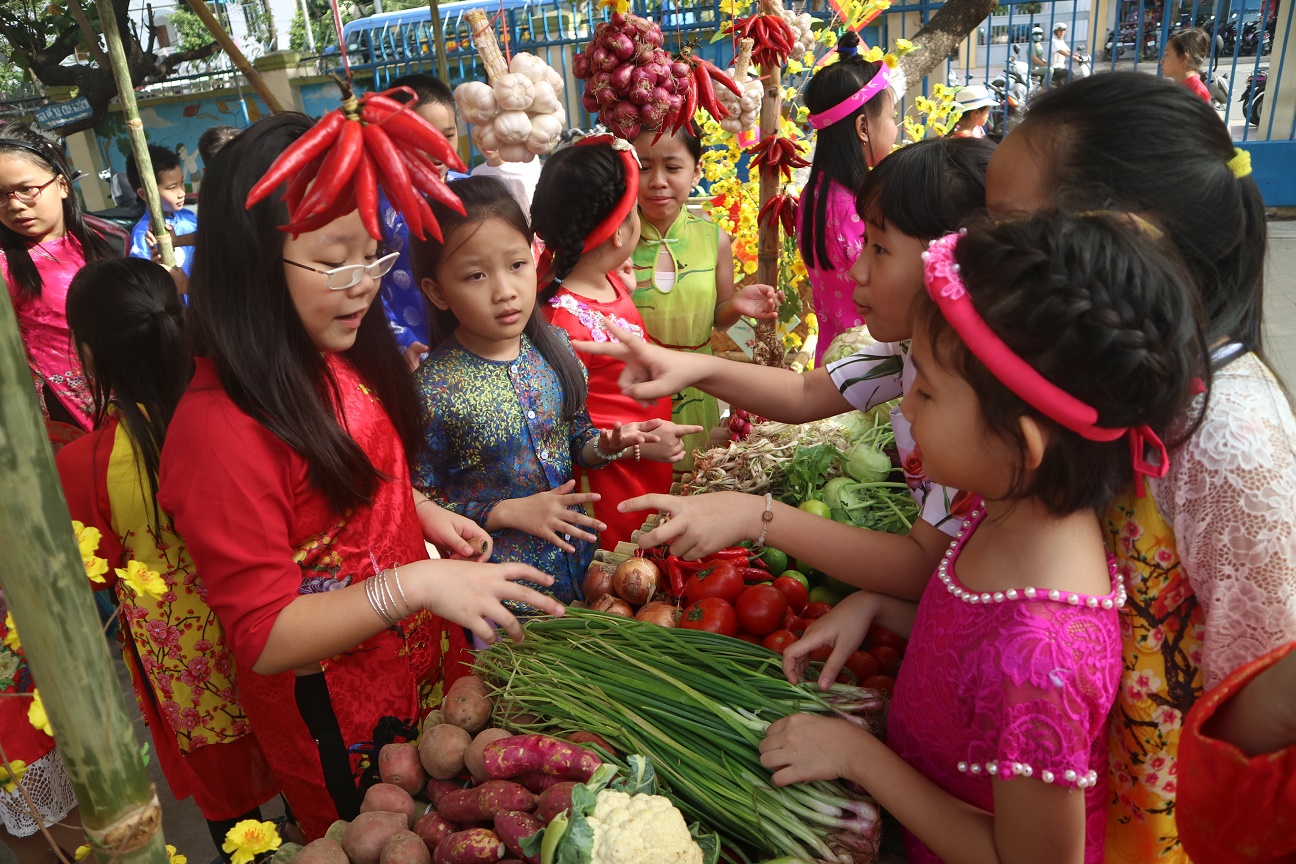 Trường Tiểu học Phước Tiến: Học sinh lớp 3 viết liễn Tết dài nhất Việt Nam