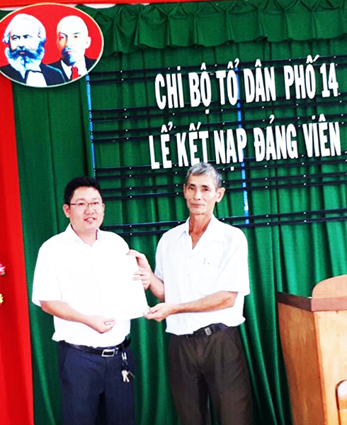 Ông Lê Minh Trung trong lễ kết nạp Đảng.