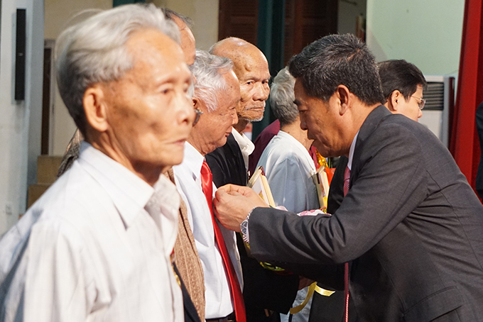 Ông Lê Thanh Quang gắn Huy hiệu Đảng cho đảng viên