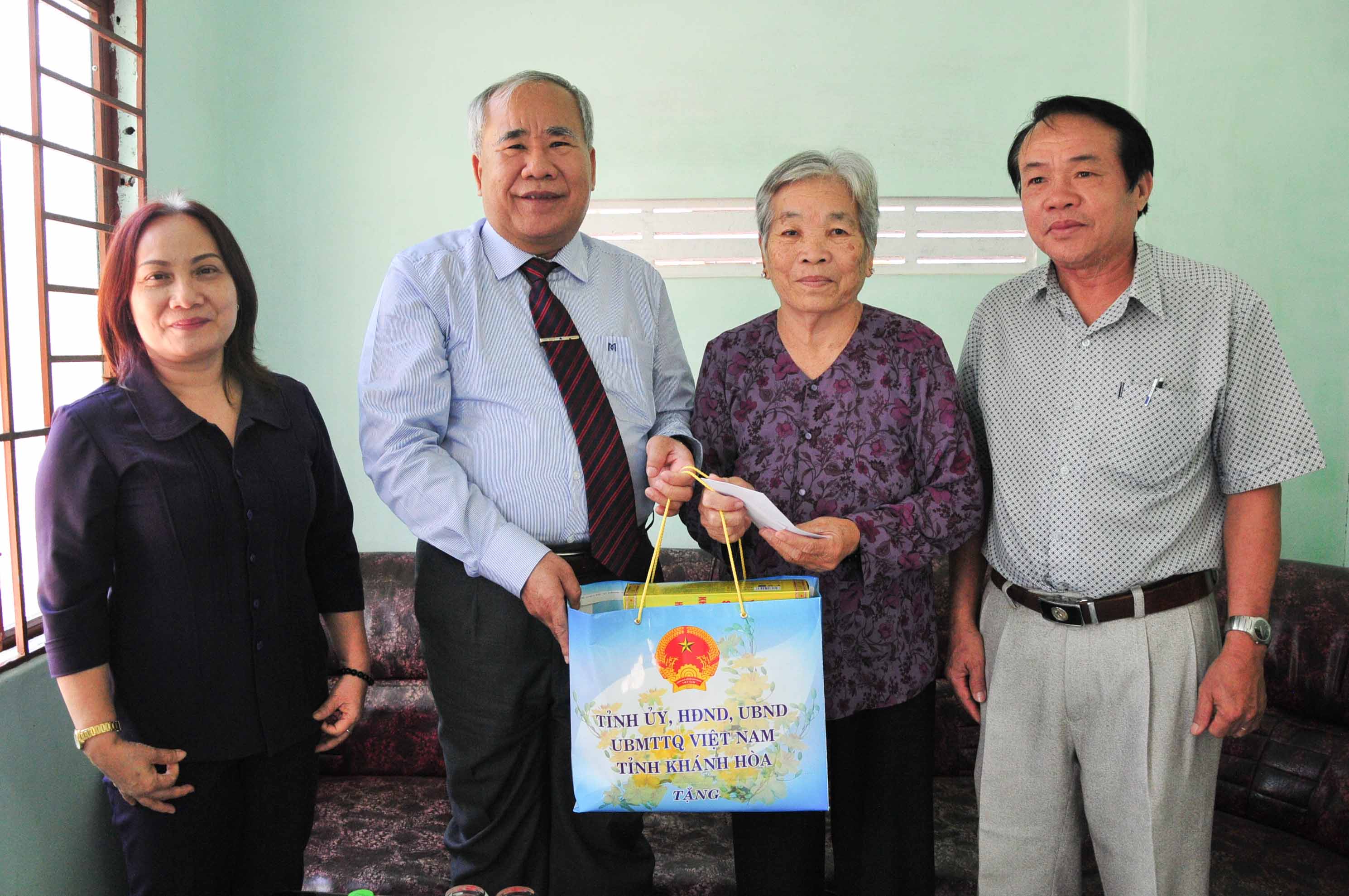 Lãnh đạo tỉnh thăm các gia đình chính sách huyện Cam Lâm