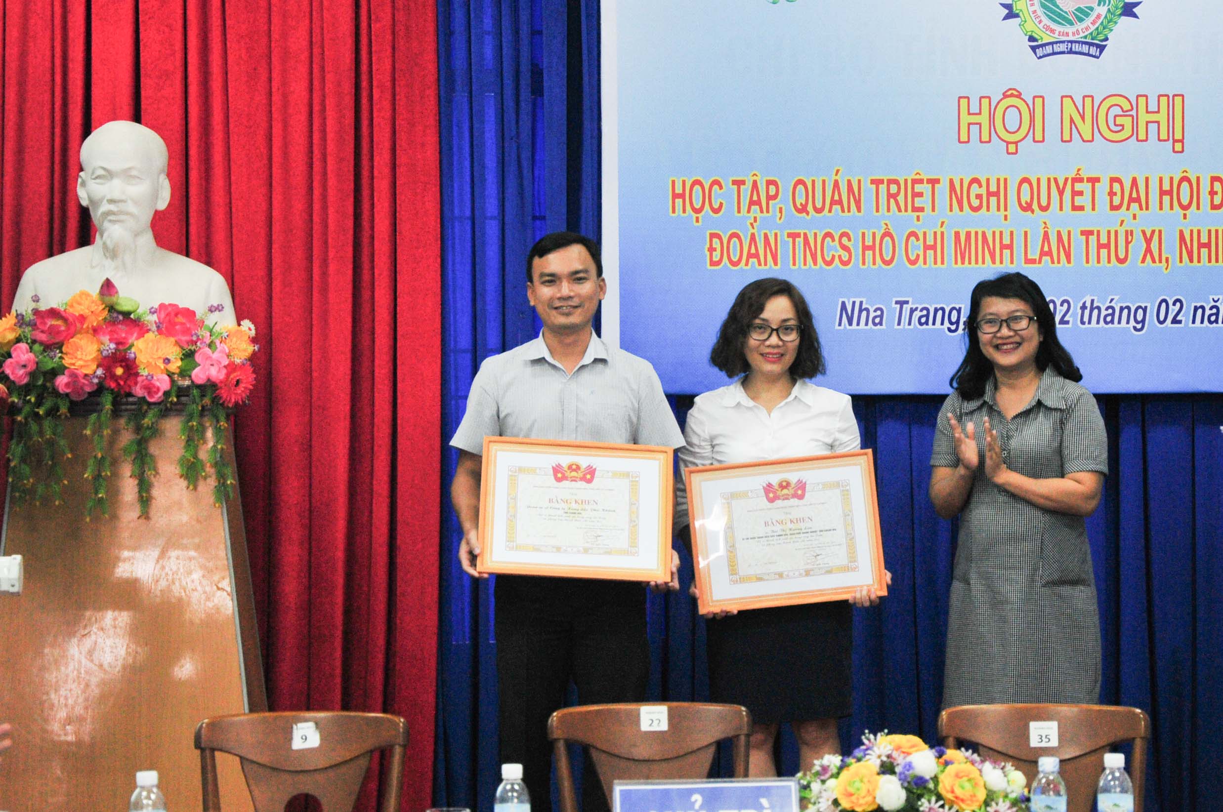 Lãnh đạo Tỉnh đoàn trao bằng khen của Trung ương Đoàn cho các tập thể, cá nhân xuất sắc