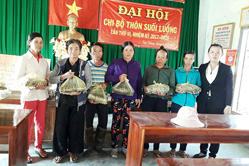 Đại diện các hộ phụ nữ nghèo nhận bánh tét