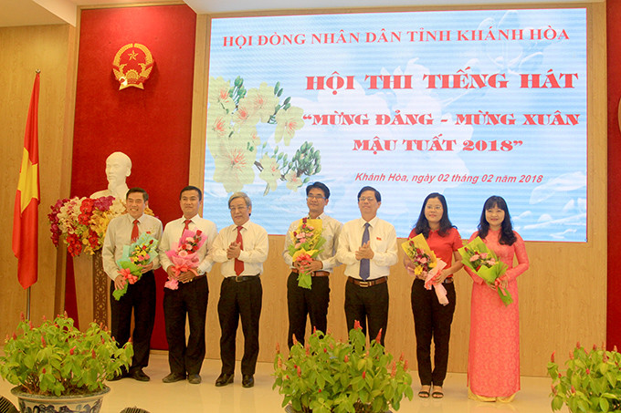 Ông Nguyễn Tấn Tuân và ông Lê Xuân Thân tặng hoa cho đại diện các đội.