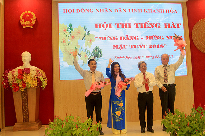 Ông Lê Xuân Thân đại diện ban tổ chức tặng hoa cho các thành viên ban giám khảo.