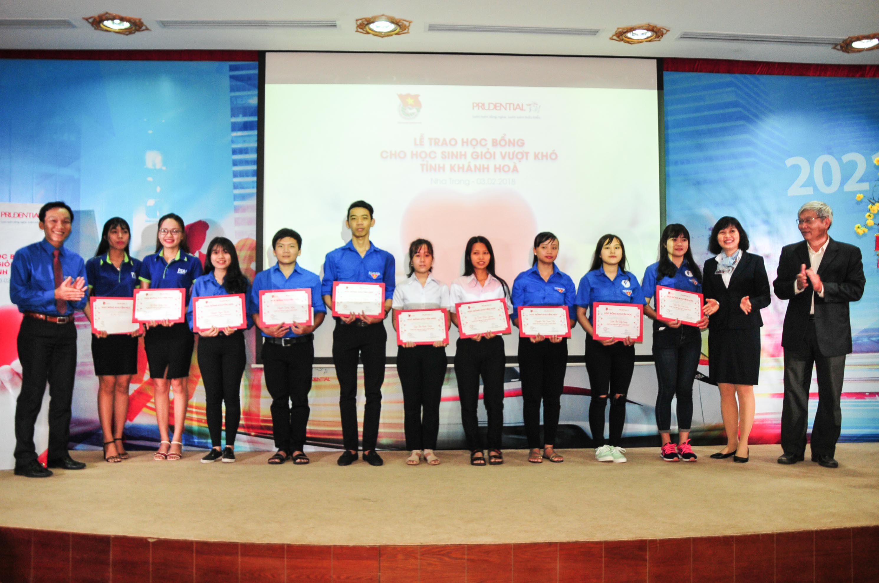 Trao 33 suất học bổng cho học sinh nghèo