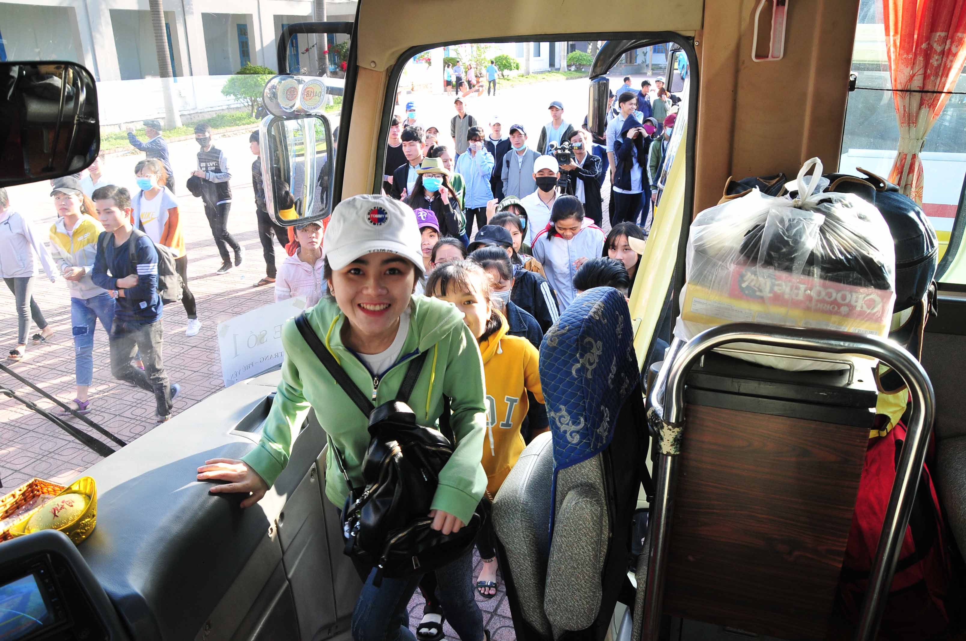 Trường Đại học Nha Trang đưa gần 300 sinh viên về quê ăn Tết