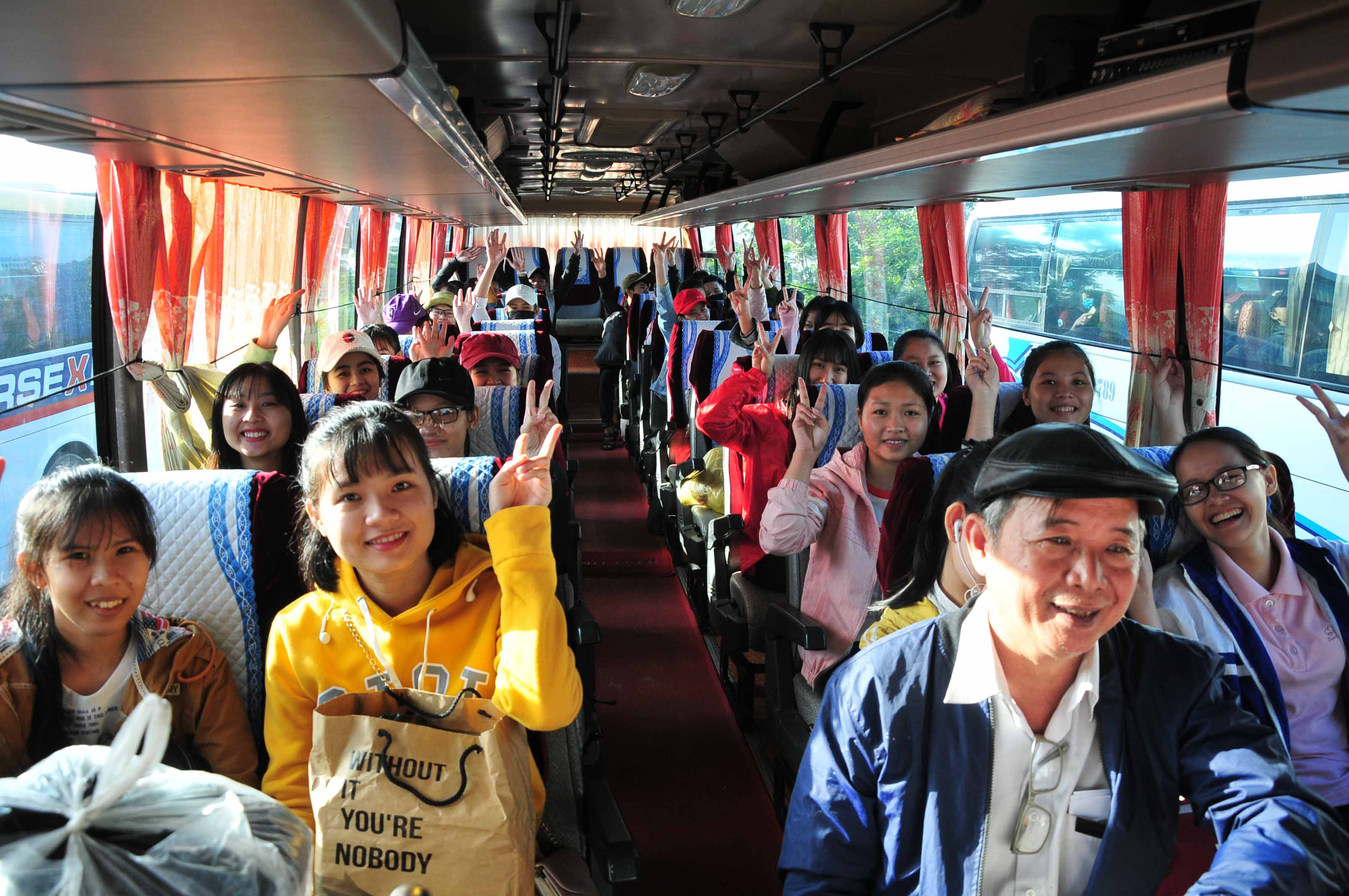 Các sinh viên phấn khởi khi được hỗ trợ xe về quê ăn Tết