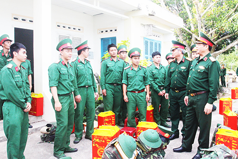 Trung tướng Trần Quang Phương (bìa phải) dặn dò các quân nhân xuất ngũ.