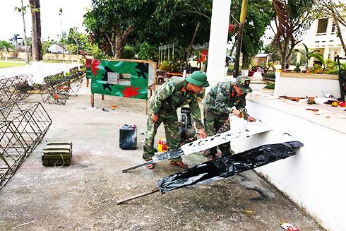 Các chiến sĩ tu sửa mô hình học cụ chuẩn bị phục vụ huấn luyện.