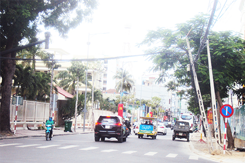 Trụ viễn thông nghiêng ra đường