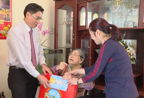 Chủ tịch tỉnh Khánh Hòa chúc Tết gia đình cán bộ chủ chốt đã từ trần