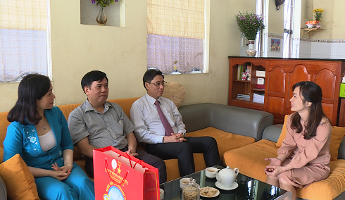 Ông Lê Đức Vinh tặng quà, chúc Tết tại gia đình ông Võ Hòa.