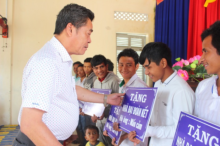 Bàn giao nhà đại đoàn kết cho 10 hộ đồng bào dân tộc thiểu số thôn Lỗ Gia