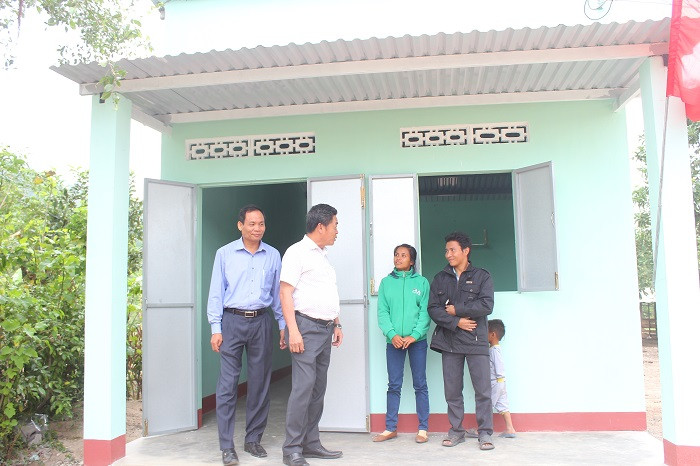 Đồng chí Lê Thanh Quang đi thăm nhà mới của một hộ dân xã Suối Tiên.