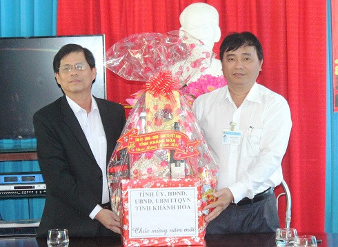 Ông Nguyễn Tấn Tuân tặng quà, chúc Tết Trung tâm Bảo trợ xã hội tỉnh Khánh Hòa.