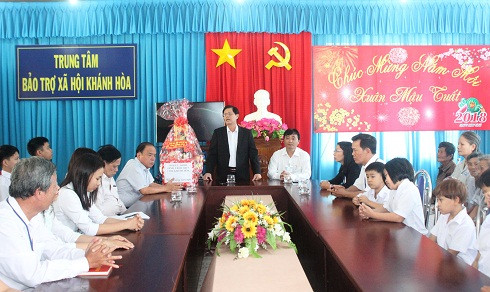 Ông Nguyễn Tấn Tuân chúc Tết tại Trung tâm Bảo trợ xã hội tỉnh Khánh Hòa.