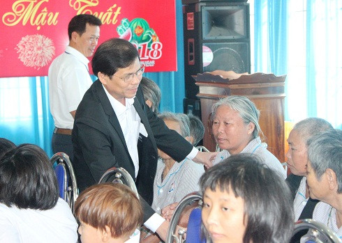 Ông Nguyễn Tấn Tuân ân cần thăm hỏi, chúc Tết đối tượng bảo trợ xã hội tại Trung tâm Bảo trợ xã hội tỉnh.